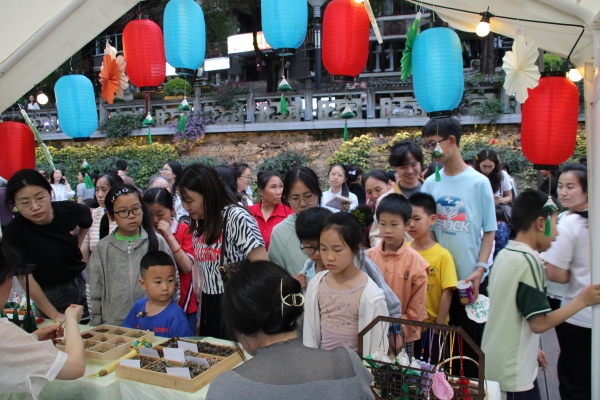 排隊(duì)參與制作中藥香囊。譚登帆攝