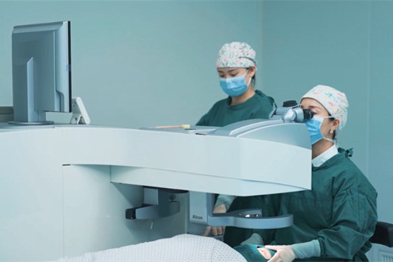 手術(shù)中。重慶渝州眼科醫(yī)院供圖