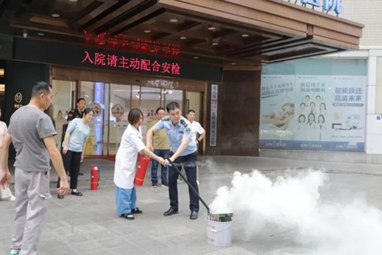 撲滅模擬“火源”。重慶渝州眼科醫(yī)院供圖