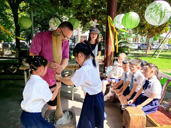 現(xiàn)場(chǎng)打糍粑。任峰攝