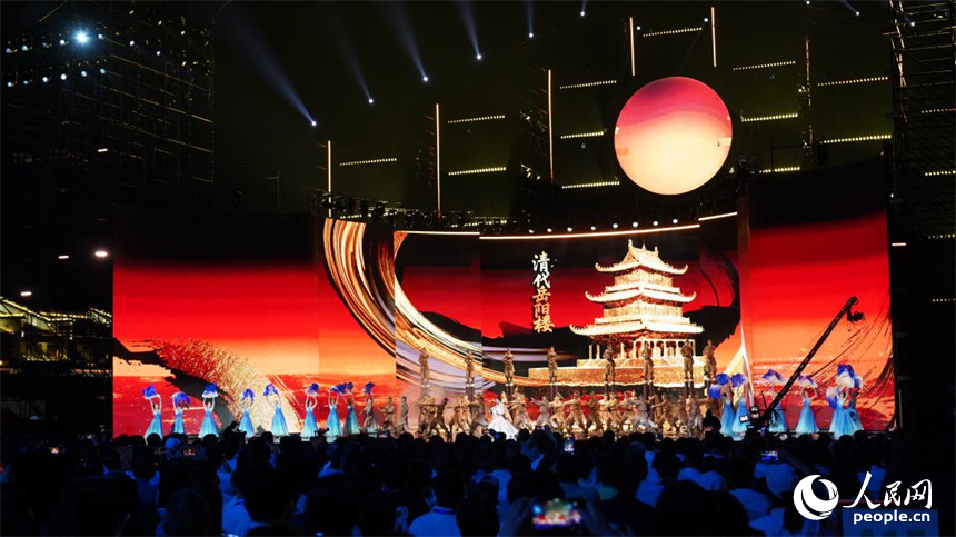 融合虛擬技術(shù)與大屏幕視覺呈現(xiàn)不同朝代的岳陽樓。人民網(wǎng)記者 吳茜薇攝