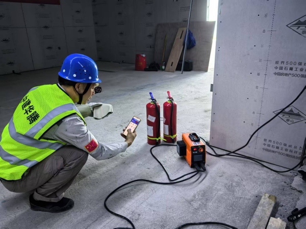 胡仕元開始準備電焊作業(yè)。任峰攝