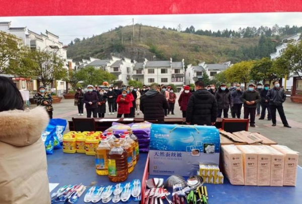 鄉(xiāng)風(fēng)文明積分兌換現(xiàn)場(chǎng)。鳳鳴鎮(zhèn)供圖