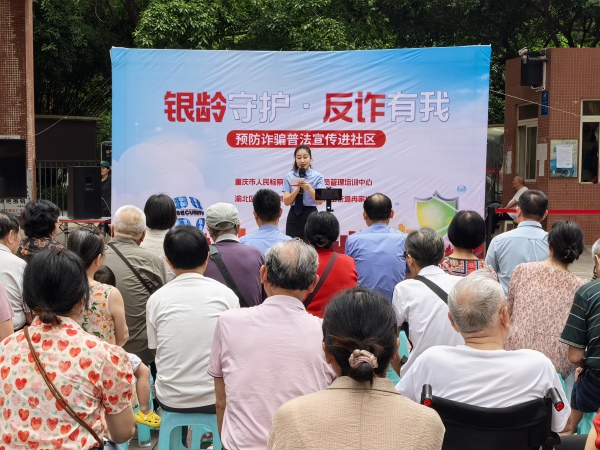 現(xiàn)場開展有獎知識問答。龍山街道供圖