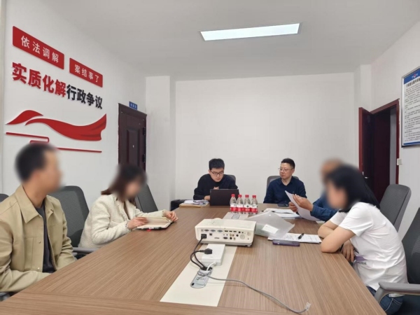 復議機構(gòu)工作人員與調(diào)解員組織當事雙方開展調(diào)解。北碚區(qū)司法局供圖