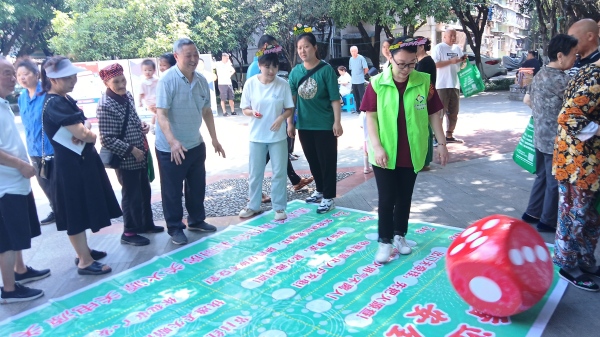 投骰子贏粽子游戲。龍山街道供圖