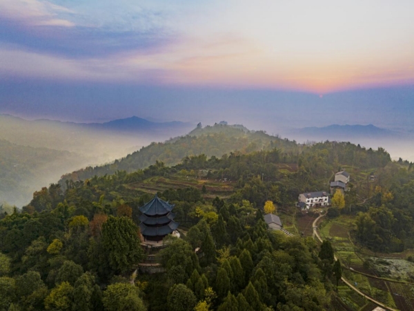 倒塔（轉(zhuǎn)法輪塔）遠(yuǎn)眺。羅國家攝