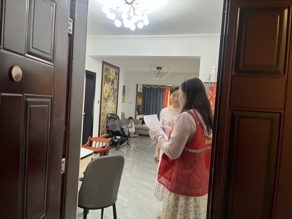 網(wǎng)格員張倩挨家挨戶入戶征詢居民意見。文峰街道供圖