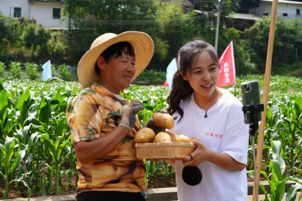 主播介紹巫山土豆。巫山縣融媒體中心供圖