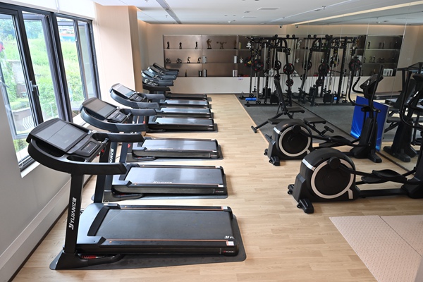 配套健身房。鄒樂攝