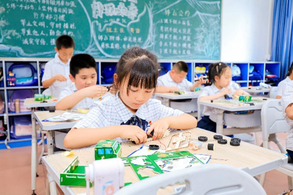 青少年汽車無限創(chuàng)意征集活動(dòng)暨中國汽研汽車指數(shù)安全同行科普活動(dòng)來到了重慶璧山區(qū)鳳凰小學(xué)校與重慶兩江新區(qū)禮博小學(xué)校。主辦方供圖