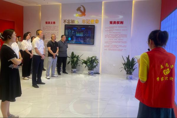 實(shí)地參觀。胡超林?jǐn)z