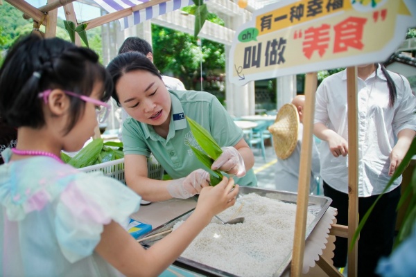 市民游客體驗(yàn)包粽子。主辦方供圖