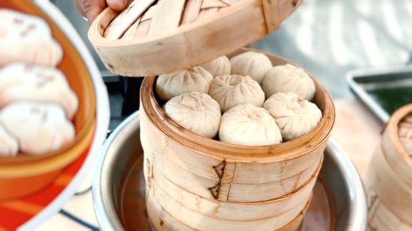 “渝味360碗”商家展區(qū)陳列的特色美食。主辦方供圖