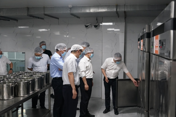 江北區(qū)“兩代表一委員”深入學校開展校園膳食經(jīng)費管理及食品安全問題調(diào)研。江北區(qū)委宣傳部供圖