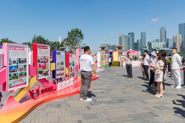 由友邦人壽重慶分公司主辦的好生活節(jié)在重慶朝天門廣場啟幕。羅云希攝