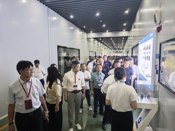 進(jìn)行企業(yè)考察。銅梁區(qū)委宣傳部供圖