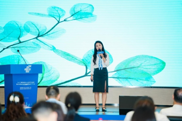 全國(guó)新時(shí)代青年先鋒代表，重慶市衛(wèi)生健康委重要發(fā)展處副處長(zhǎng)、團(tuán)委書(shū)記張琪開(kāi)展宣講。郵儲(chǔ)銀行重慶分行供圖