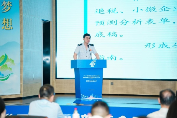 全國(guó)新時(shí)代青年先鋒代表、重慶市稅務(wù)局第三稅務(wù)分局?jǐn)?shù)據(jù)管理科副科長(zhǎng)冉童心開(kāi)展宣講。郵儲(chǔ)銀行重慶分行供圖