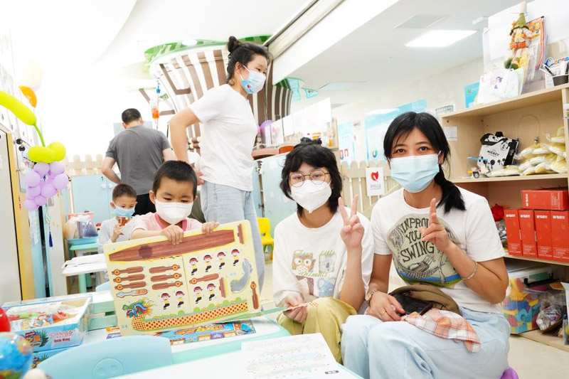 兒童病房學(xué)校里，孩子們和家長(zhǎng)一起拼龍舟模型。