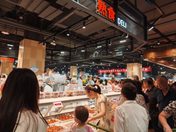 市民選購商品。永輝超市供圖