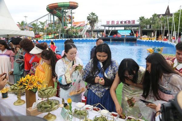 游客在品嘗粽子。景區(qū)供圖