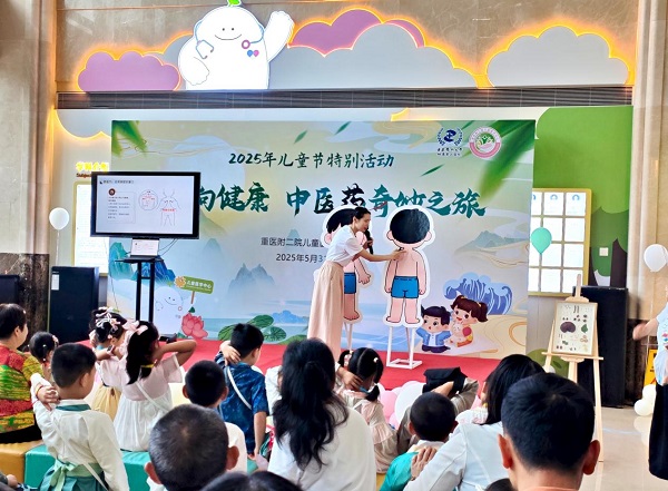 孩子們正在學(xué)習(xí)常見(jiàn)穴位知識(shí)。施懿攝