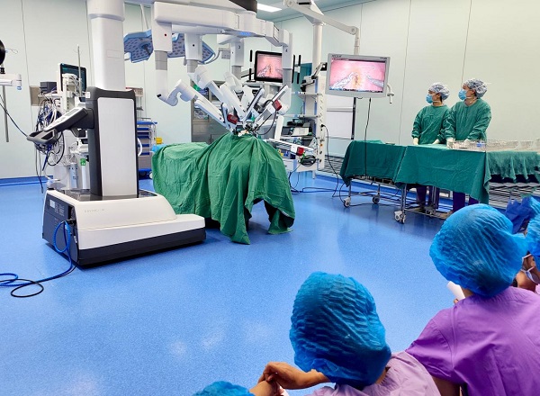 孩子們觀看手術(shù)機(jī)器人演示。施懿攝