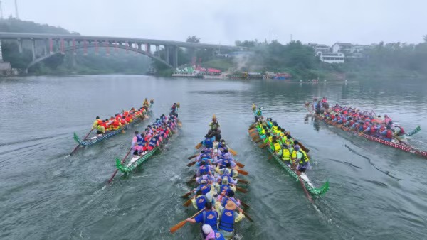 龍舟江面競(jìng)速。銅梁區(qū)委宣傳部供圖