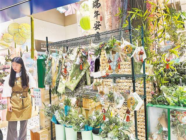 端午節(jié)期間，艾草花束走紅。記者 邱小雅 攝\視覺(jué)重慶