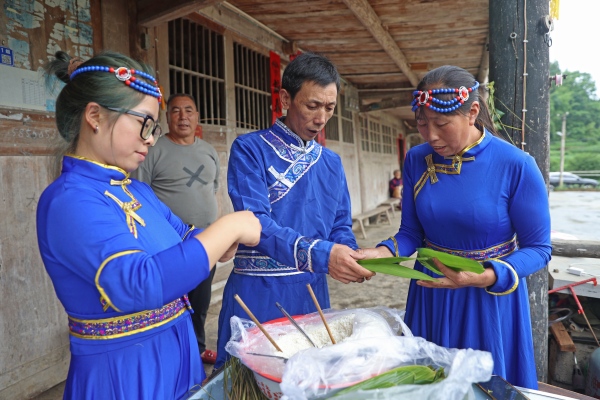 包粽子。彭水縣融媒體中心供圖