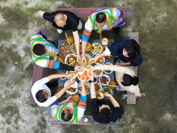 舉杯共慶佳節(jié)。彭水縣融媒體中心供圖