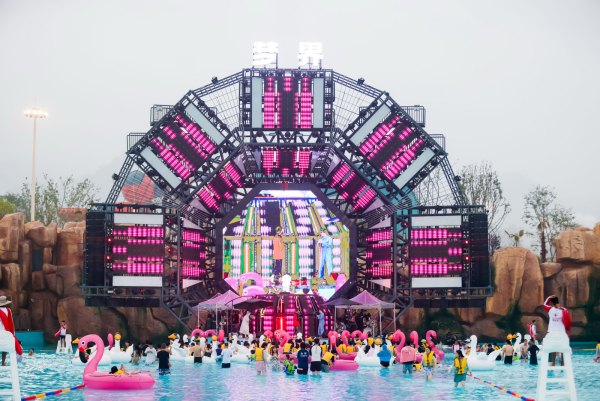 園區(qū)游玩氣氛熱鬧。鄭城東攝