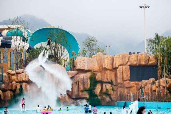 精彩的水上表演。鄭城東攝