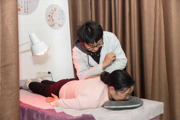 老人在“家門口”享受專業(yè)理療服務(wù)。胡桂國攝