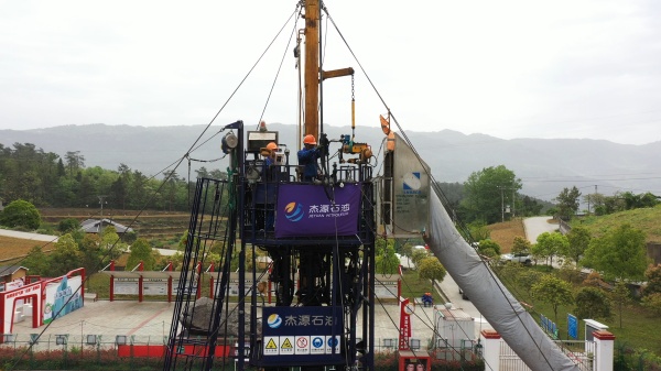 涪陵頁巖氣田焦頁1HF井實施帶壓下管完井作業(yè)。涪陵頁巖氣公司供圖