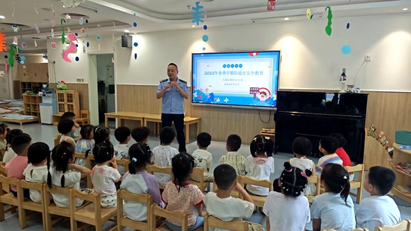 民警向校園學(xué)童分享知識(shí)。北碚區(qū)公安分局供圖 第1眼TV-華龍網(wǎng)發(fā)