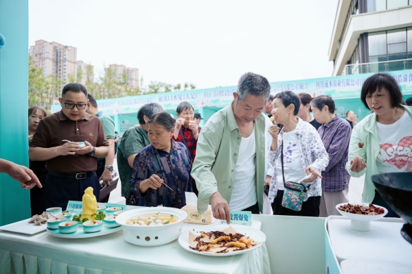 市民現(xiàn)場(chǎng)品嘗兔肉美食。主辦方供圖