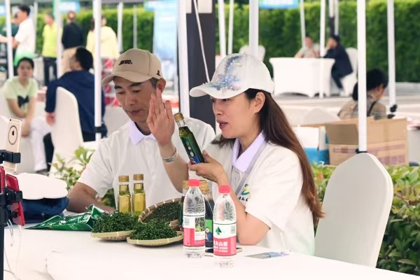 花椒帶貨達(dá)人在現(xiàn)場直播。任峰攝