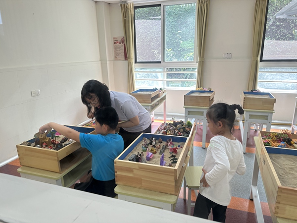 在沙盤融合教室，專業(yè)教師正對孩子們進(jìn)行心理、情緒和語言等干預(yù)訓(xùn)練。莢天宇攝