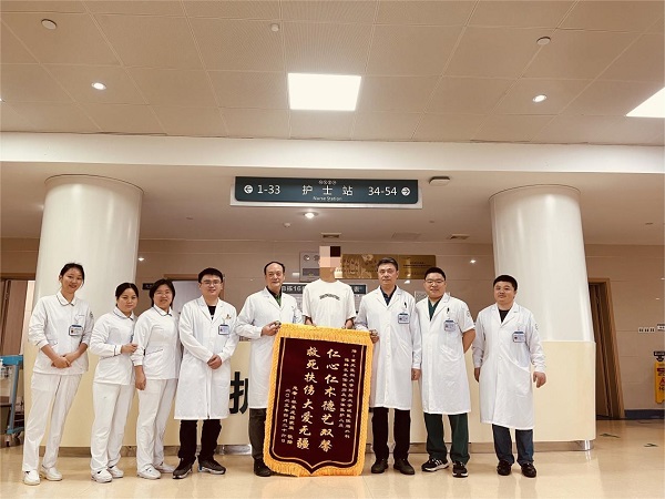 出院后，林杰為治療團(tuán)隊(duì)送來感謝錦旗。重醫(yī)附屬大學(xué)城醫(yī)院供圖