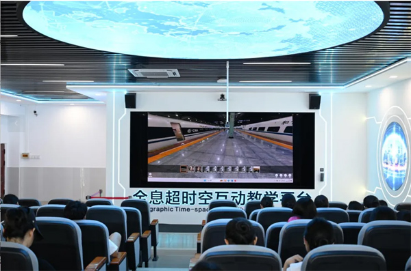 學校學生體驗全息數(shù)字課程。重慶交通職業(yè)學院供圖