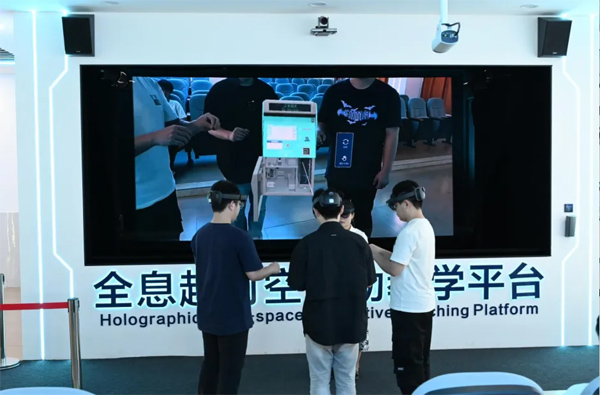 學校學生體驗全息數(shù)字課程。重慶交通職業(yè)學院供圖