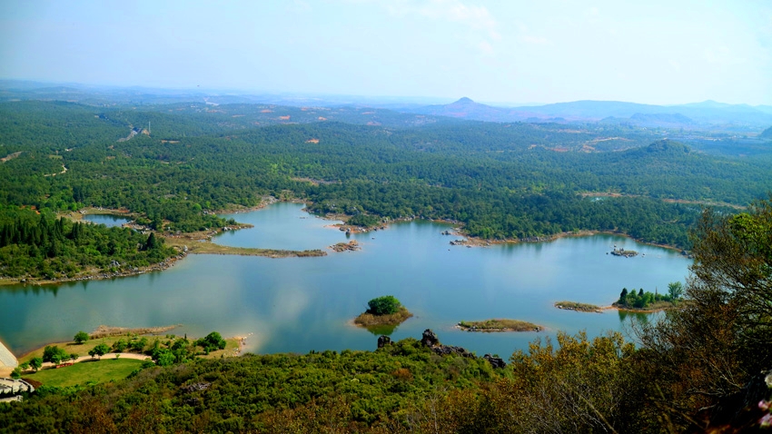 石林長(zhǎng)湖。石林風(fēng)景名勝區(qū)管理局供圖