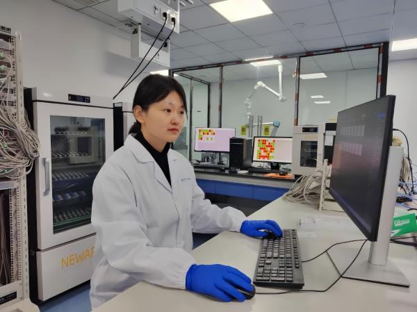 正在實(shí)驗(yàn)室工作的王玉美。受訪(fǎng)者供圖