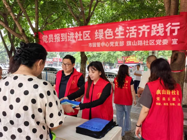 居民在咨詢垃圾分類知識(shí)。龍山街道供圖