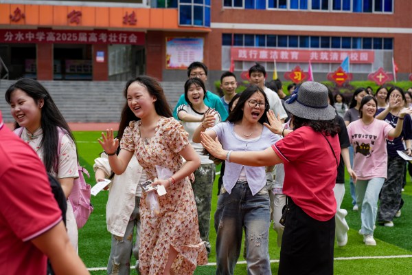 和老師擊掌加油。付作僑攝