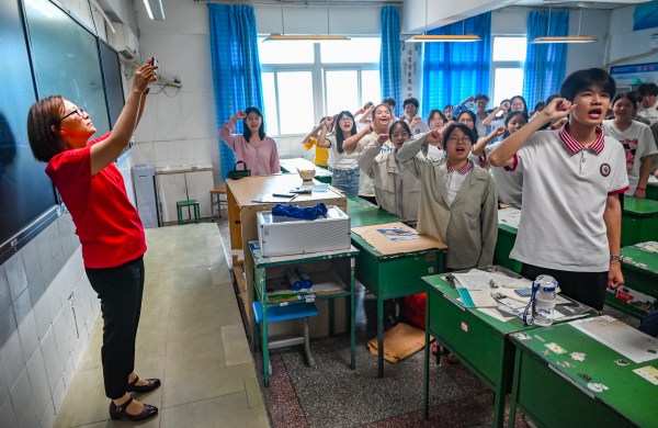老師為學生照相留念。黃建樺攝