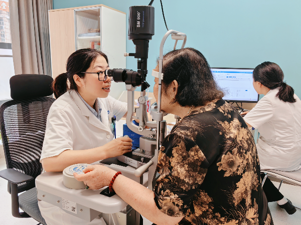 眼健康檢查現(xiàn)場。重慶普瑞眼科醫(yī)院供圖