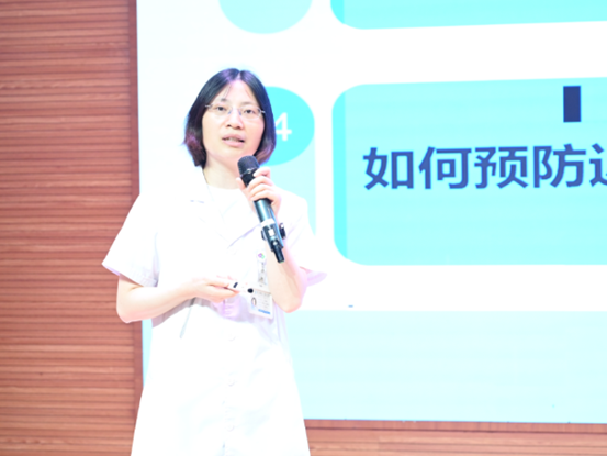 馮勝輝科普講座現(xiàn)場。重慶南坪愛爾眼科醫(yī)院供圖